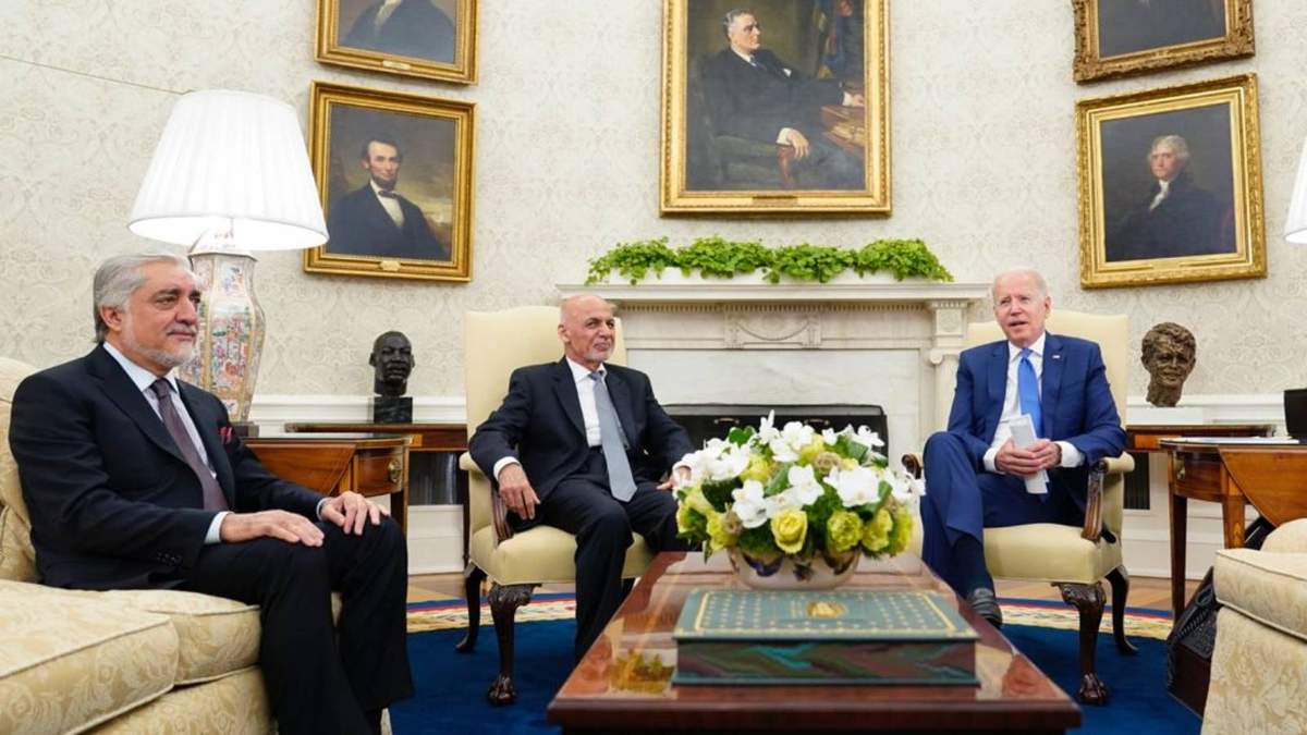 Los presidentes de EU Joe Biden, el afgano Ashraf Ghani, y del Consejo Superior para la Reconciliación Nacional, Abdullah Abdullah