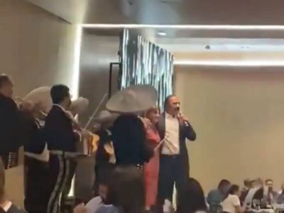 Exhiben al secretario de Salud de Nuevo León sin cubrebocas y cantando en una fiesta (Video)