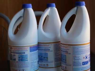 No los tires: transformá los envases de lavandina vacíos en este práctico y útil organizador para tu casa
