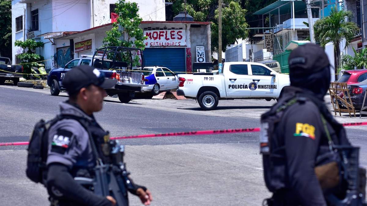 La escena de un taxista asesinado el jueves 27 de marzo en Acapulco. Policías ministeriales resguardan la zona
