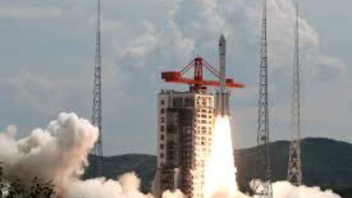 Un cohete Long March-6 que transporta 18 satélites, despega desde el Centro de Lanzamiento Taiyuan, en el norte de China