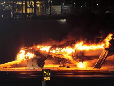 Dos aviones chocan en aeropuerto de Japón; hay cinco muertos (Video)