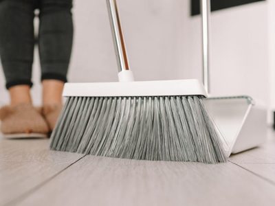 Con solo algo que solés tirar, mirá este trucazo para guardar tu escoba en casa