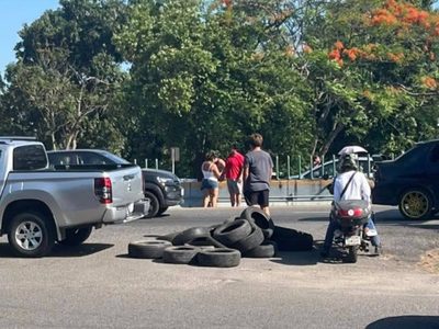 Bloqueos por falta de luz y agua colapsan vialidades en Tabasco