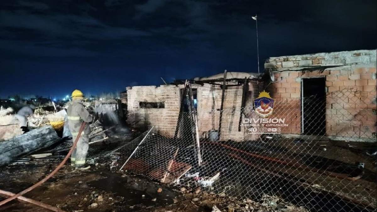 La familia no logró rescatar al pequeño que dormía en una de las habitaciones. Fuente: (Policía de Neuquén)