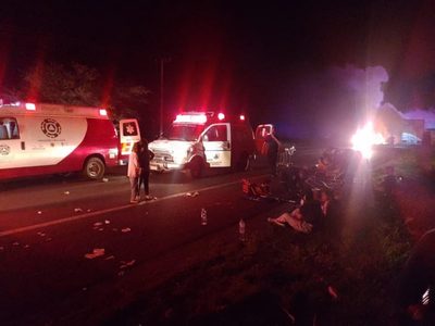 Suman seis muertos y 53 heridos por choque de autobús y tráiler en Michoacán
