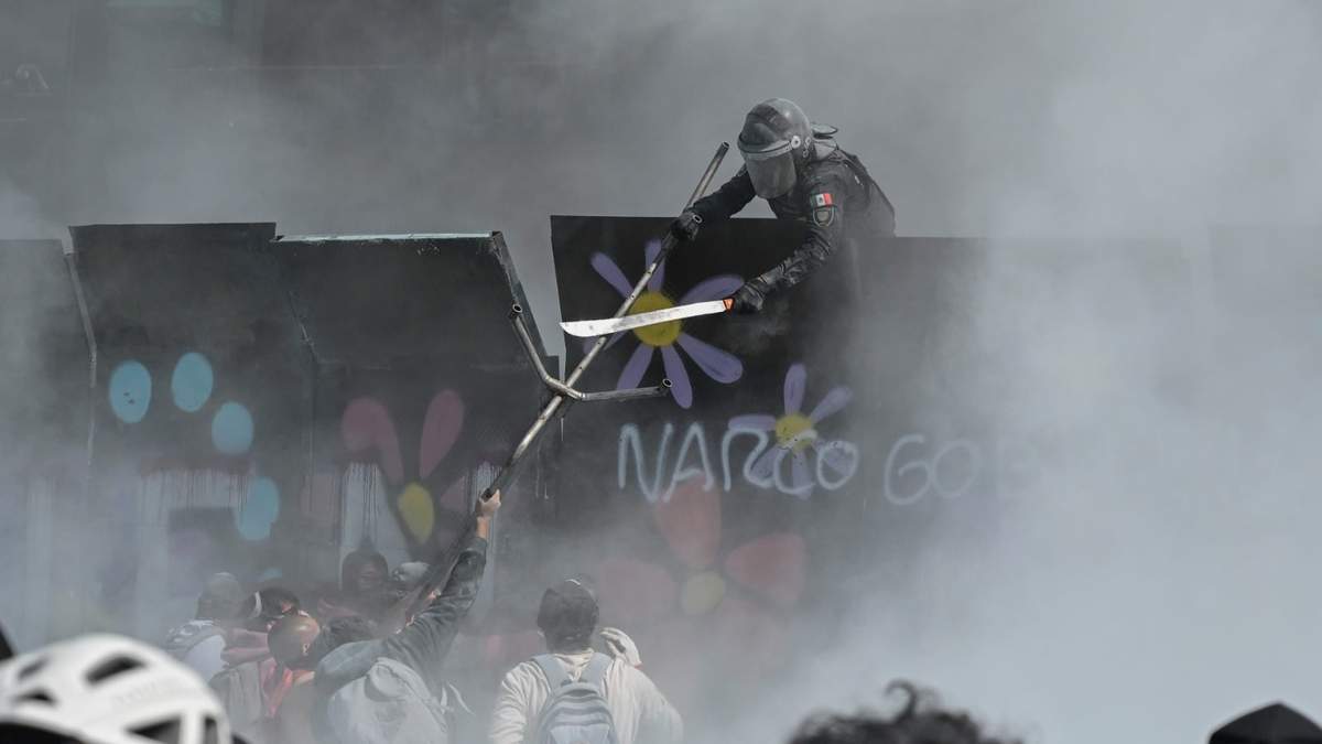 Protestas del 15 de noviembre. Violencia frente a Palacio Nacional
