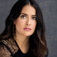 Salma Hayek se pudo manos a la obra para luchar contra el coronavirus. ¿Convenció a su esposo?