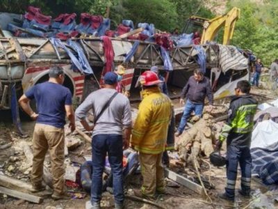 Volcadura de autobús deja entre 26 y 27 muertos en carretera de Oaxaca