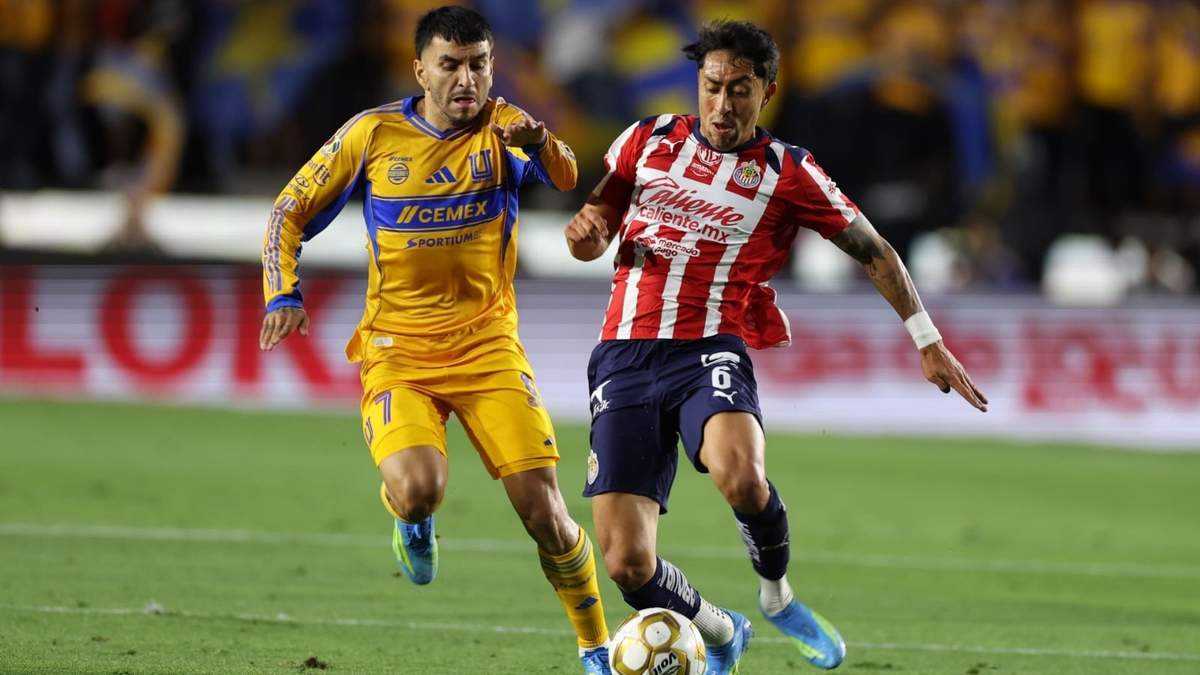 Ángel Correa de los Tigres, se disputa el balón con Omar Govea de las Chivas del Guadalajara