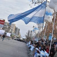 Neuquén celebra la Independencia con un desfile por Sarmiento y Mitre con chocolate caliente para el público
