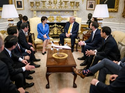 "¿Por qué no nos advirtieron sobre Pearl Harbor?", ironiza Trump frente a la ministra japonesa
