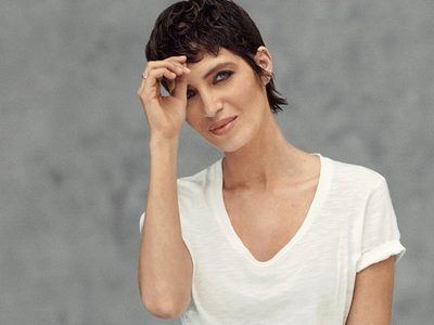 Sara Carbonero "se encuentra" en el baño con Brad Pitt y Scarlett Johansson