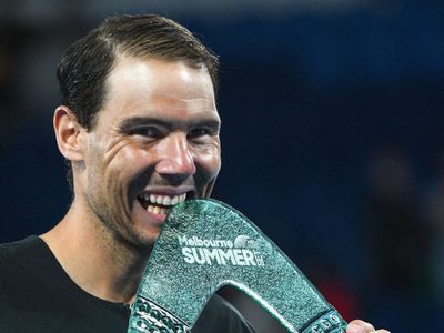 Nadal alza su primer título de 2022 en Melbourne