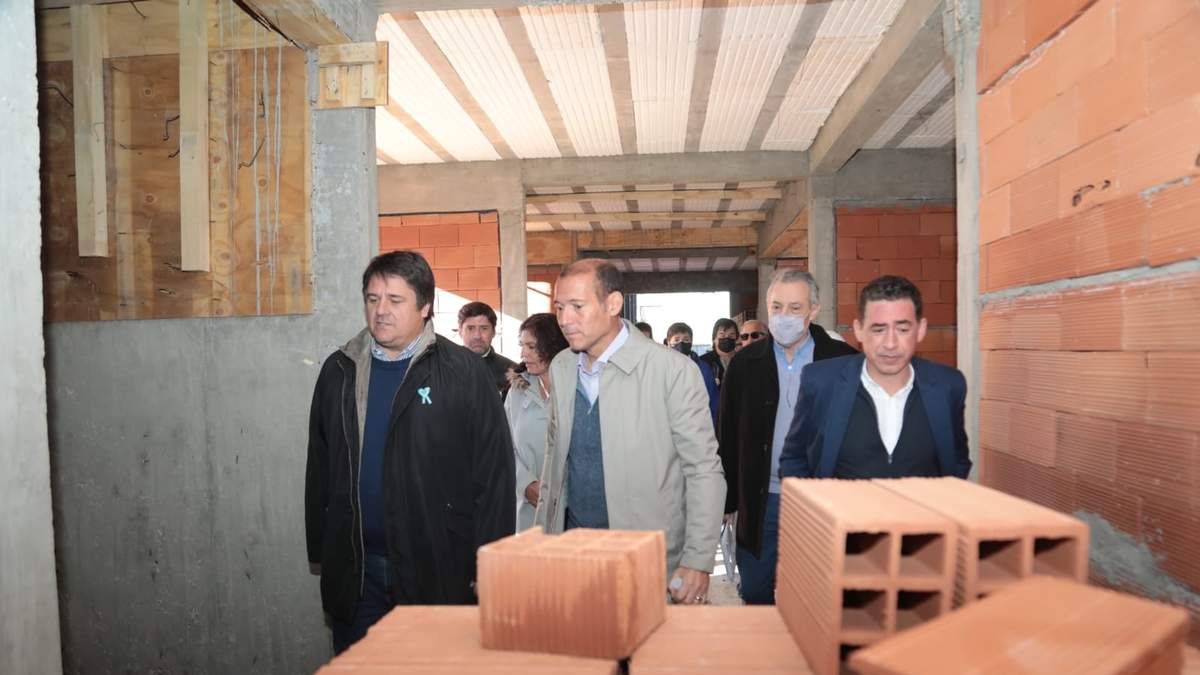 Omar Gutiérrez y funcionarios en la visita a la obra. Fuente: (Twitter)