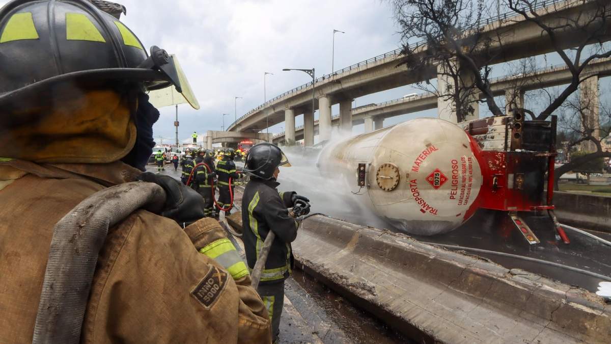 Bomberos intentan controlar el siniestro