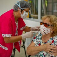 El ritmo de vacunación contra el coronavirus bajó en mayores de 60 años