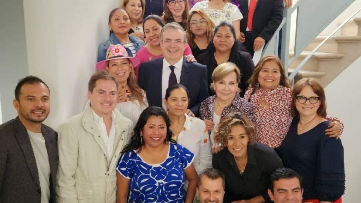 Marcelo Ebrard con sus operadores políticos