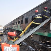 Se incendia un tren en Paquistán tras explosión en la cocina; hay 71 muertos