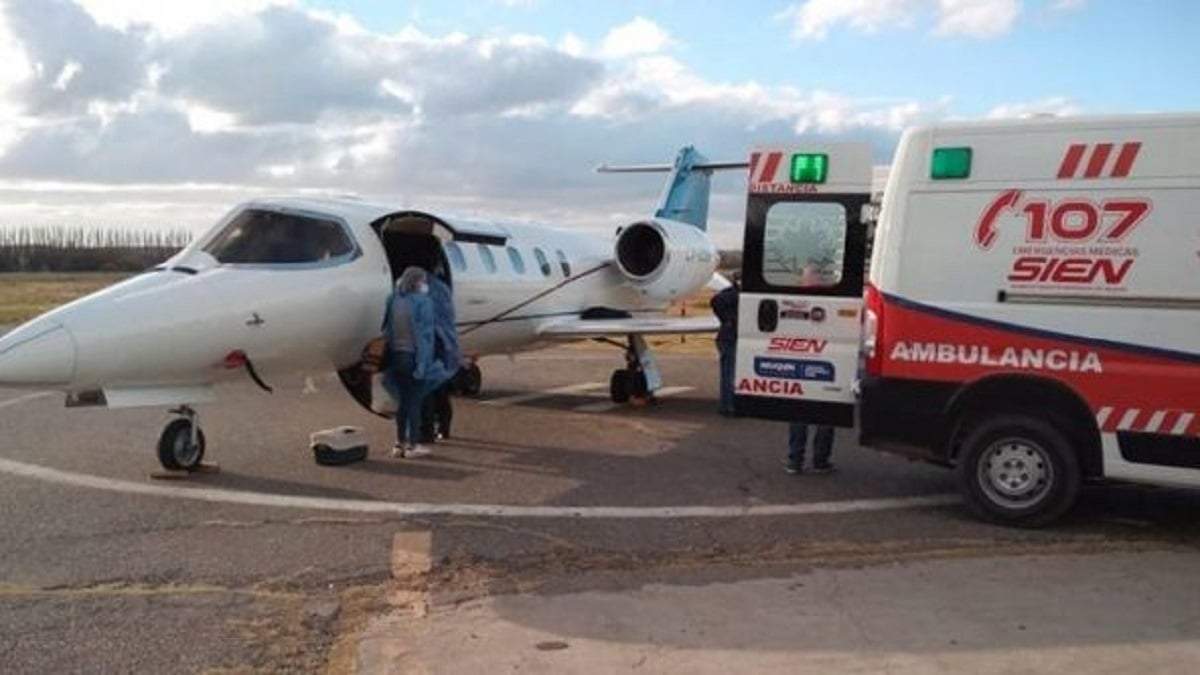 La jubilada fue trasladada a Neuquén en un avión sanitario. Fuente:(Twitter).