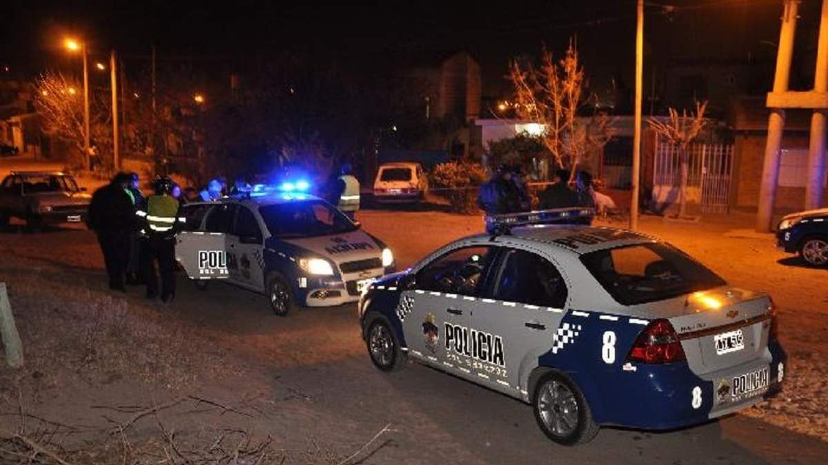Móviles policiales en barrio Sapere. Fuente: (Archivo - Minuto Neuquén)