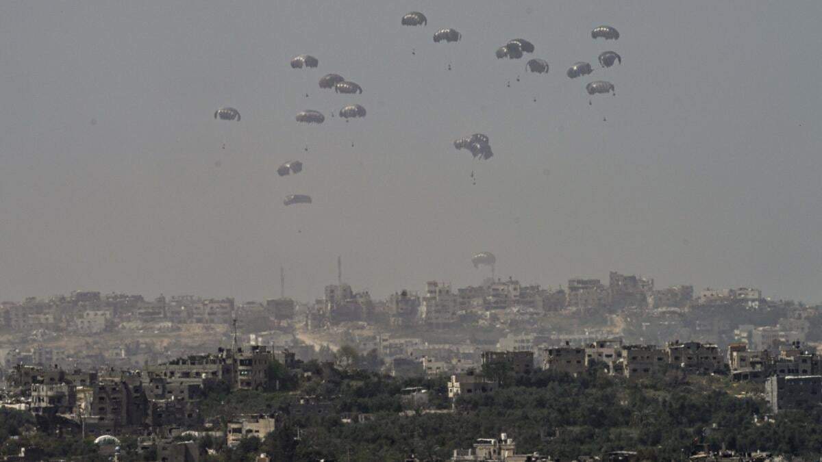 Un avión deja caer ayuda humanitaria sobre el norte de la Franja de Gaza, vista desde el sur de Israel