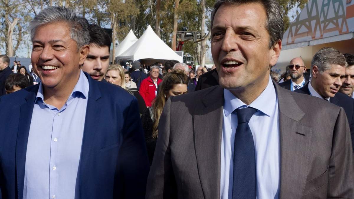 Rolando Figueroa junto a Sergio Massa en la expo Oil & Gas apenas asumió como ministro de Economía en 2023. Fuente: (Emiliano Ortiz)