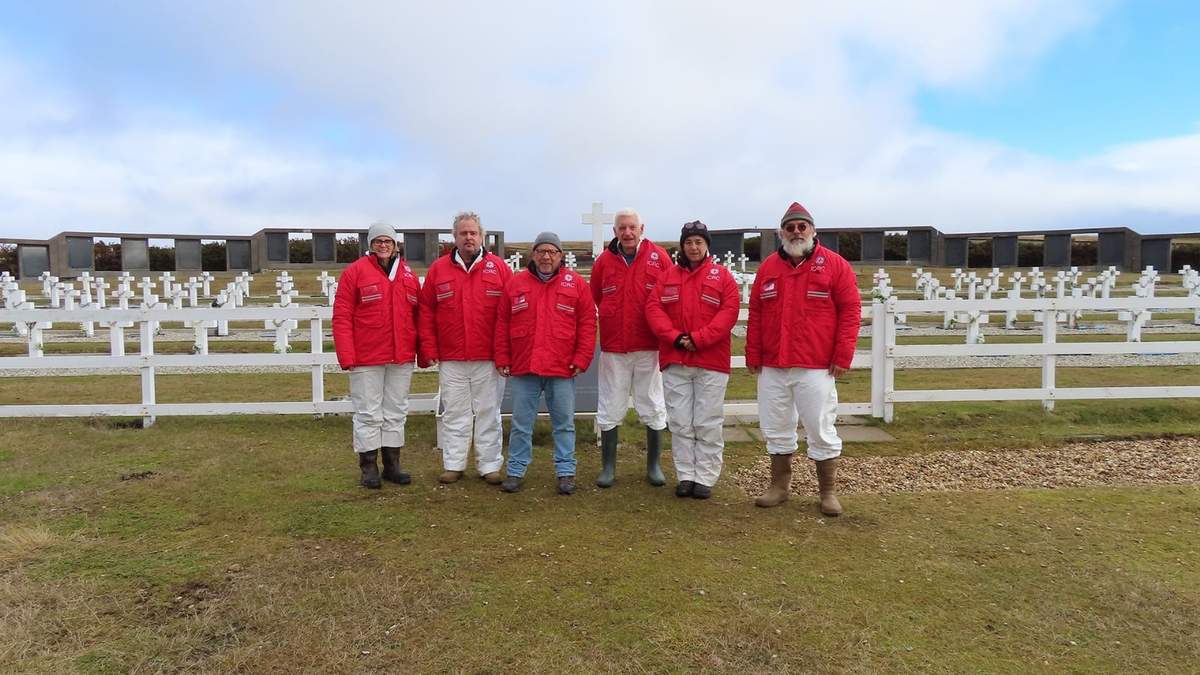 Integrantes de la misión de la Cruz Roja en las Islas Malvinas. Fuente: (Twitter)