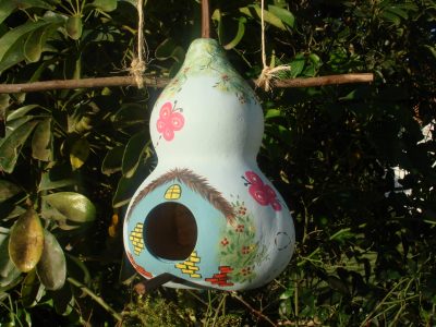 No tires las botellas de gaseosas: mirá cómo podés transformarla en estas casitas para pájaros para tu jardín