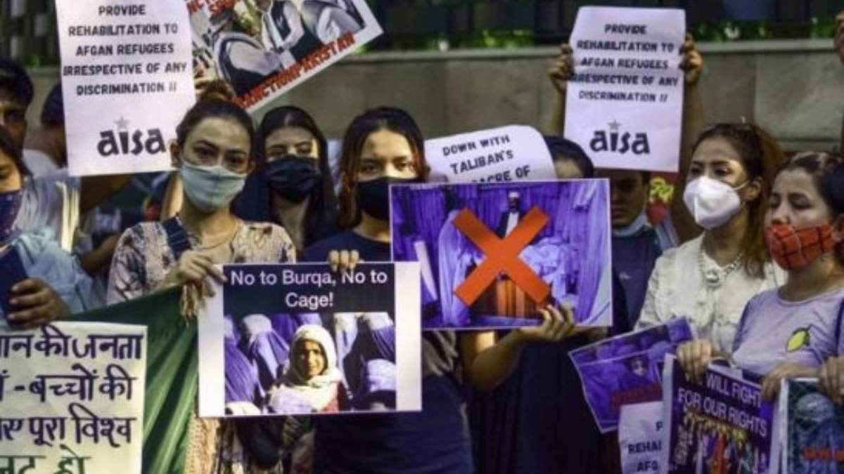 Mujeres afganas se manifiestan contra los talibán en Nueva Delhi, la capital de India