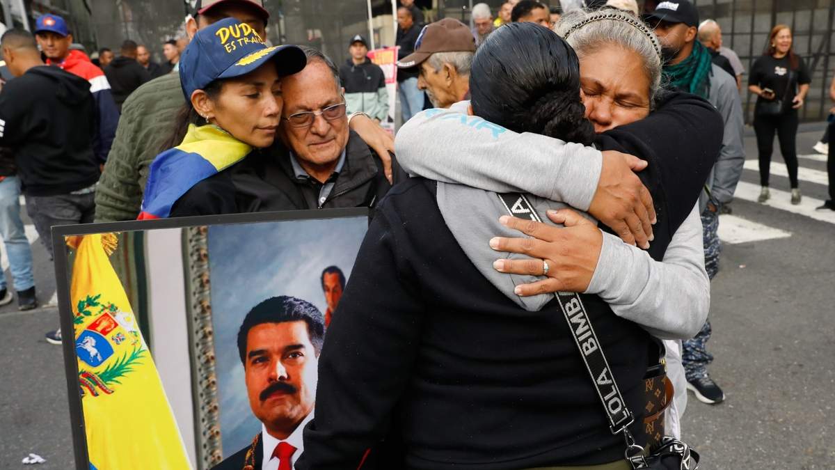 Partidarios del presidente venezolano Nicolás Maduro se abrazan en el centro de Caracas