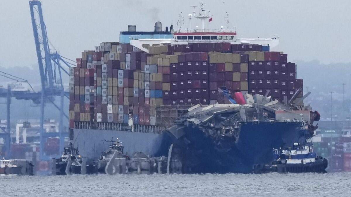 Trabajadores trasladan el carguero Dali en Baltimore, el lunes 20 de mayo de 2024. El barco chocó el 26 de marzo contra el puente Francis Scott Key, lo que provocó su derrumbe y la muerte de seis personas