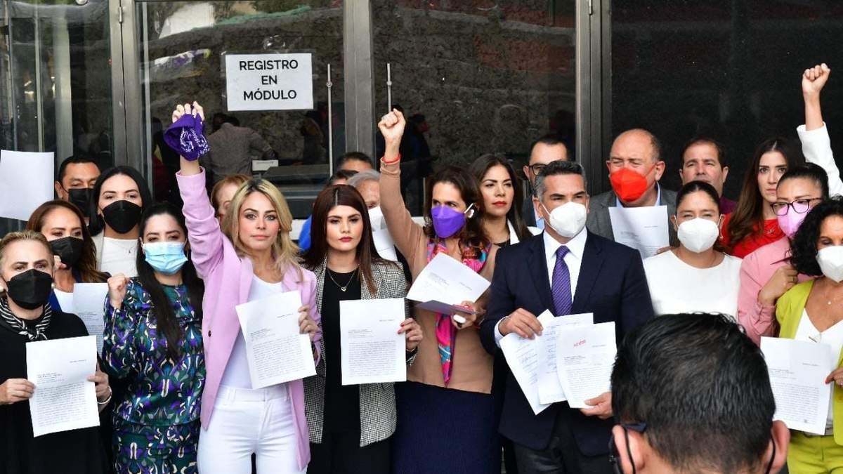 Priistas acuden a la FGR a denunciar a Sansores