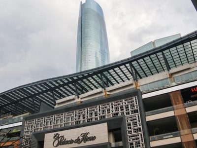 Diputado propone reforma para garantizar dos horas de estacionamiento gratuito en plazas comerciales