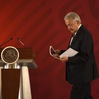 El presidente vuelve a fustigar a Fitch Ratings; se le suma Romero