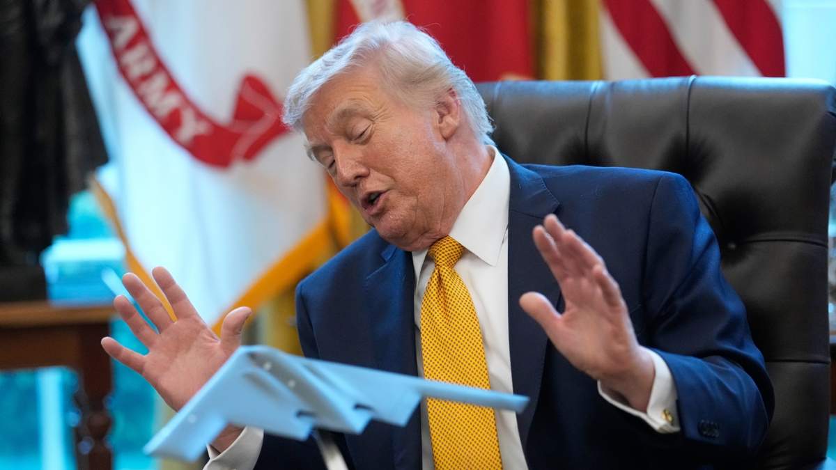 El presidente Donald Trump habla tras firmar una orden ejecutiva relativa a un grupo de trabajo sobre fraude en el Despacho Oval de la Casa Blanca, el lunes 16 de marzo de 2026, en Washington, con una maqueta de un bombardero furtivo B-2 frente a él