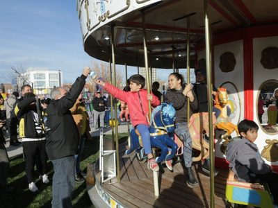 La calesita del Parque Central volvió a girar y causó furor en los niños y niñas de Neuquén