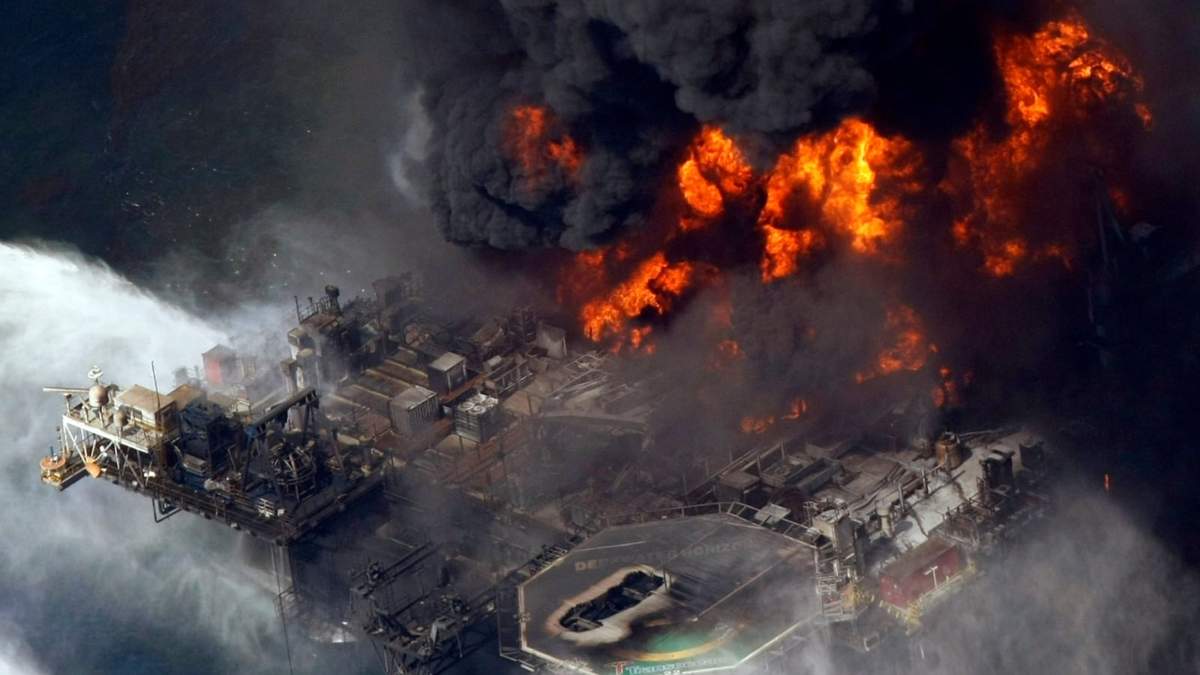 Una columna de humo se eleva de incendios en la plataforma petrolífera Deepwater Horizon en el golfo de México, el 21 de abril de 2010