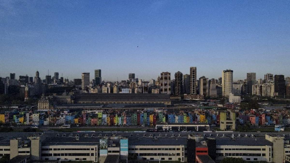 Edificios residenciales cubiertos de color en Barrio 31, un vecindario de clase trabajadora en el centro de Buenos Aires, Argentina, 20 de septiembre de 2024