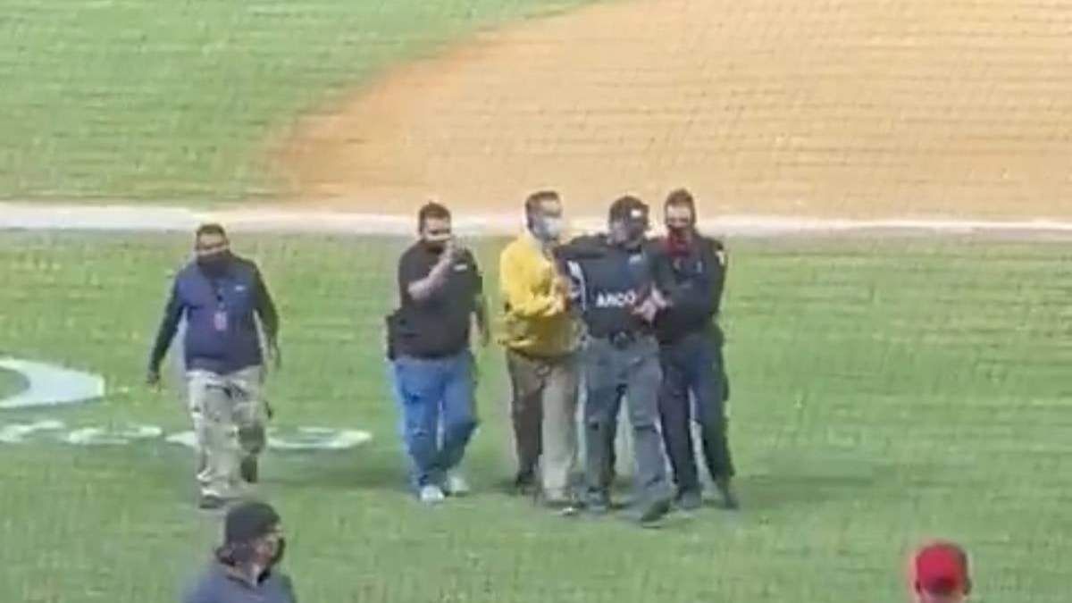 El momento en el que el ampáyer fue retirado por la policía