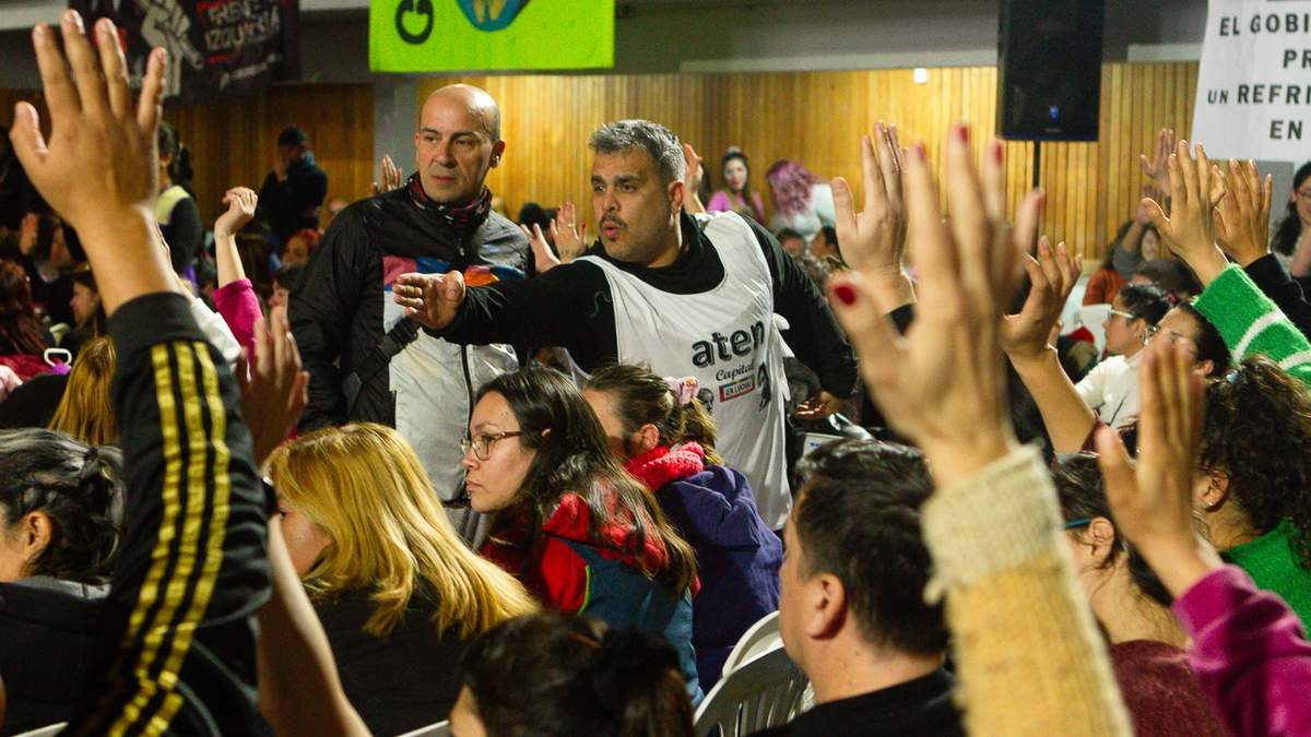 Asamblea en la seccional de Neuquén Capital para definir la continuidad del paro docente. Fuente: (Emiliano Ortiz)