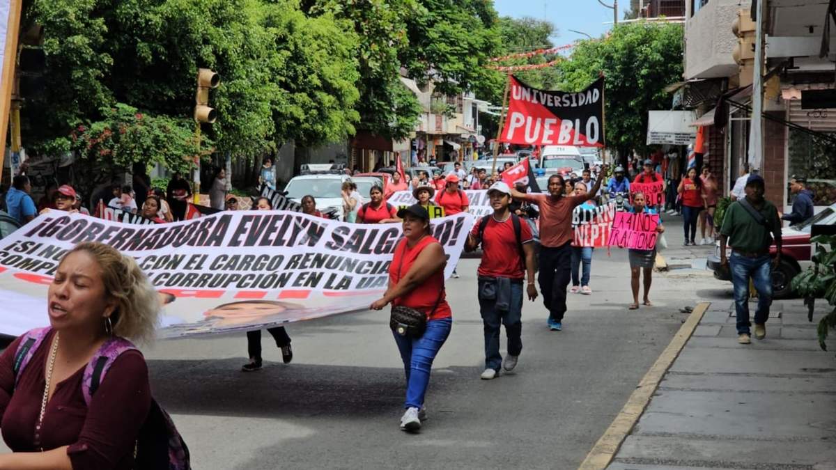 Marcha para exigir una auditoría federal al tres veces rector de la Universidad Autónoma de Guerrero (UAG), Javier Saldaña Almazán