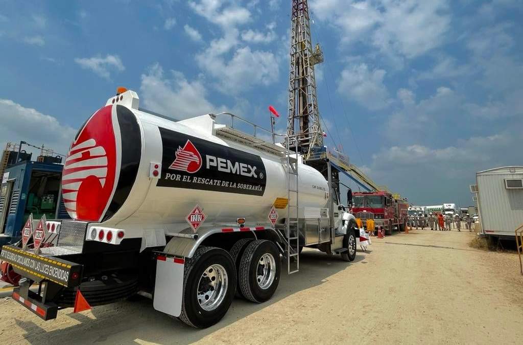 Una pipa de Pemex