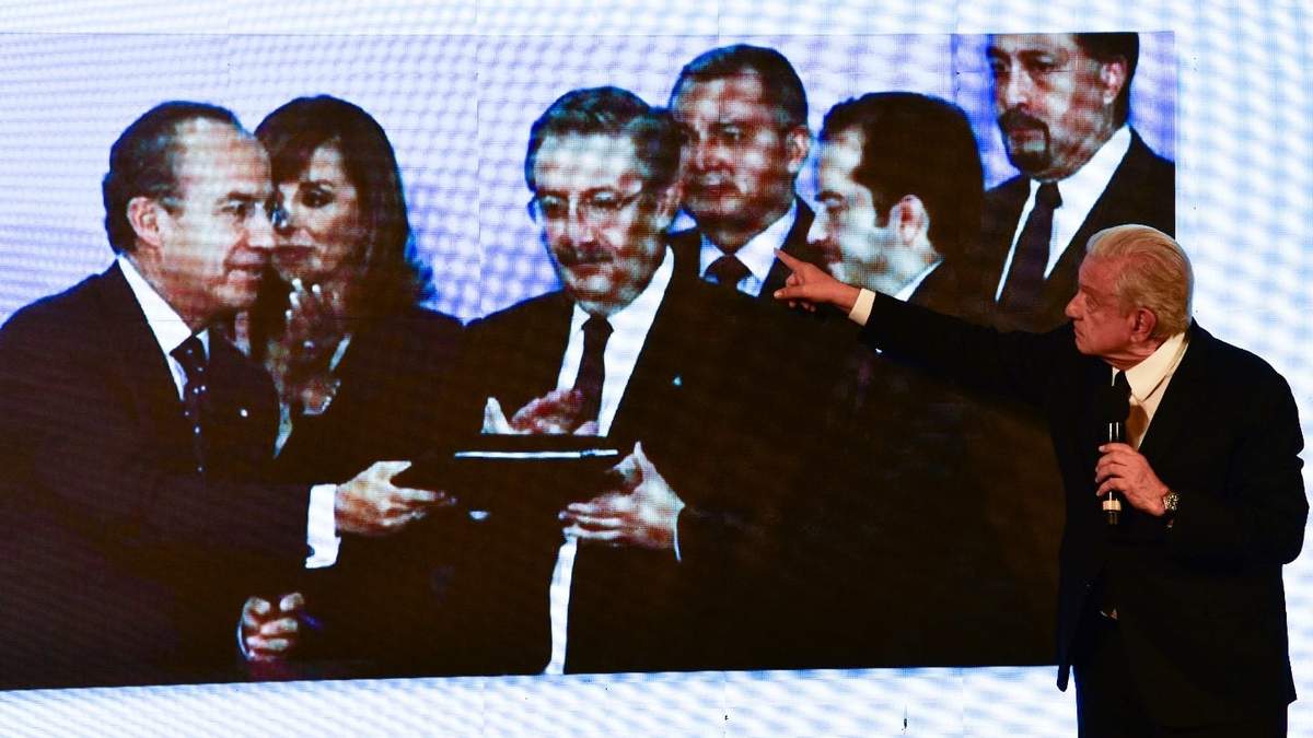 El presidente presentó una imagen del ministro Aguilar con Calderón y García Luna