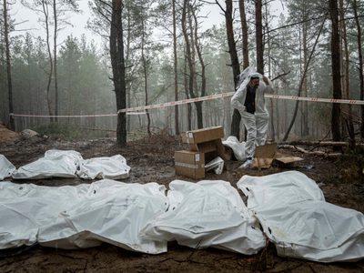 EU califica de "crimen de guerra" la fosa común con 440 cuerpos hallada en Izium, Ucrania