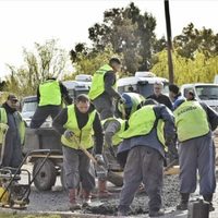 En su primer día como intendente de Plaza Huincul, Claudio Larraza, recorrió obras de bacheo