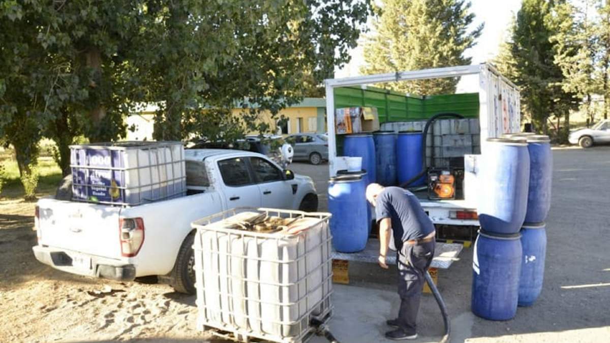 La empresa autorizada se dispone a transportar el aceite. Fuente: (Twitter)