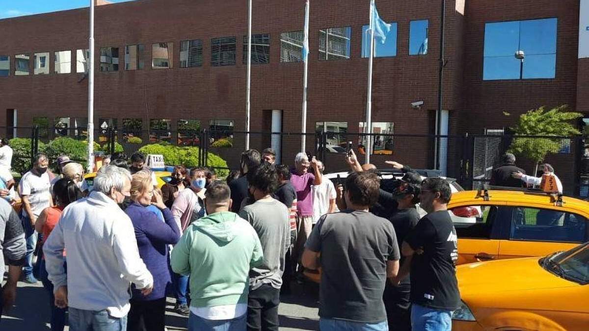 Taxistas varones se manifiestan en contra de Taxi Rosa. Fuente: (Twitter)