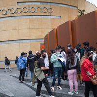 CDMX: ciudadanos hacen largas filas en centros comerciales tras reapertura comercial