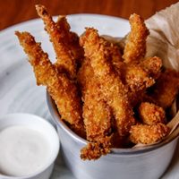 Tiritas de pollo crujiente: llevá tus picadas a otro nivel con esta receta increíble y una salsita que le da el toque del Chef